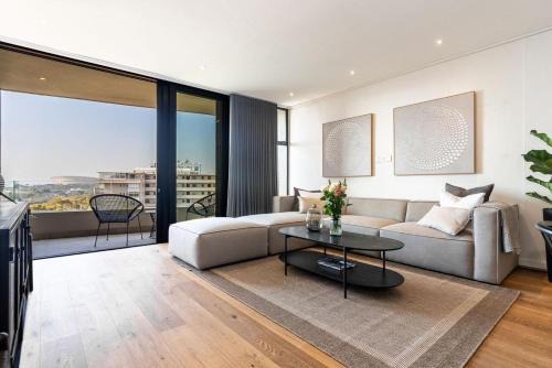 Three Anchor Bay Apartment | The Glengariff 706