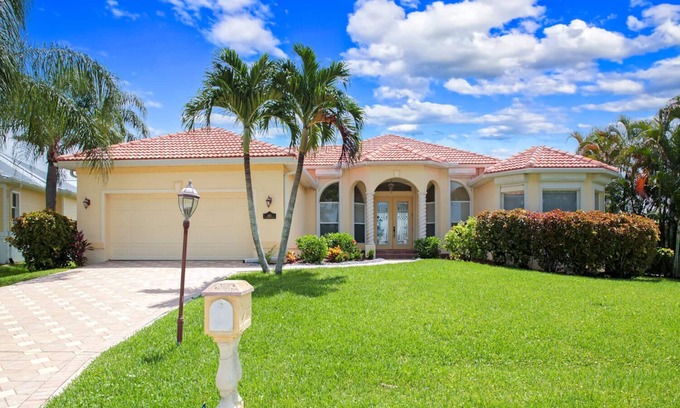 Cape Coral Villa | The Hammock - Beautiful waterfront 4 bedroom home with heated pool