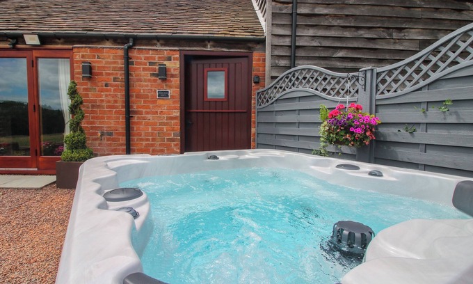 Bridgnorth Cottage | THE HAY LOFT, romantic, with hot tub in Bridgnorth