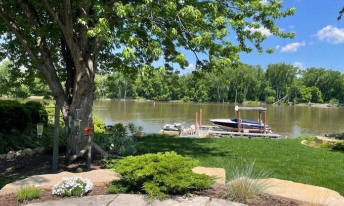 Hastings House | The Heron House – Modern riverfront retreat near downtown Hastings