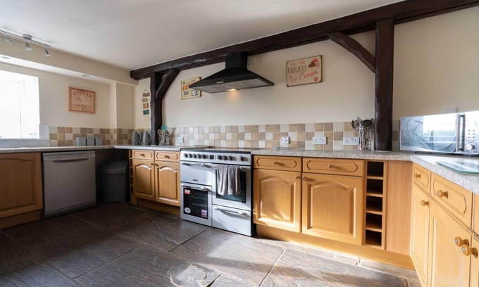 Peak District National Park Cottage | The Holmes Barn - Sleeps 16 - Pet friendly