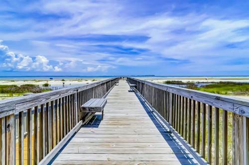 Palmetto Dunes Apartment | The Islander- Luxurious Beach Property