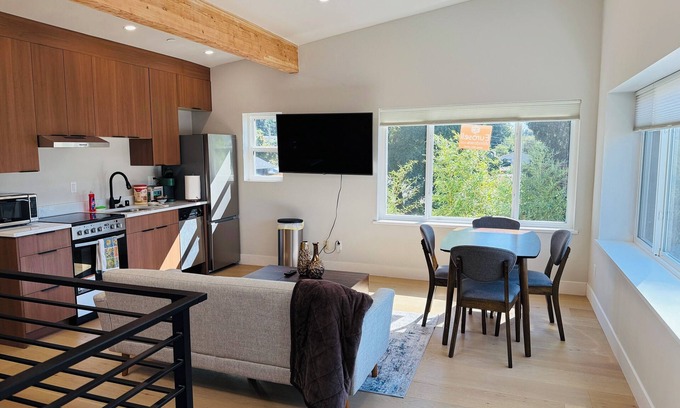 White Center House | The Laylow Residence: 12 mins to SEA ✈️ and Downtown Seattle