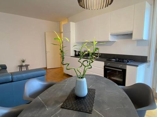 Como Apartment | The Little Duck - Modern Apartment with Balcony