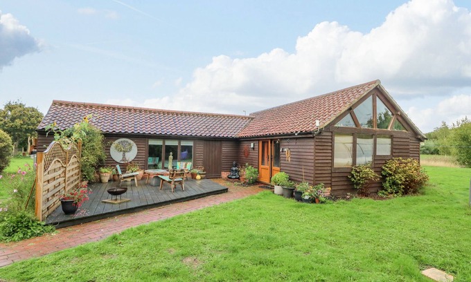 Hickling Cottage | THE LODGE, character holiday cottage, with open fire in Catfield