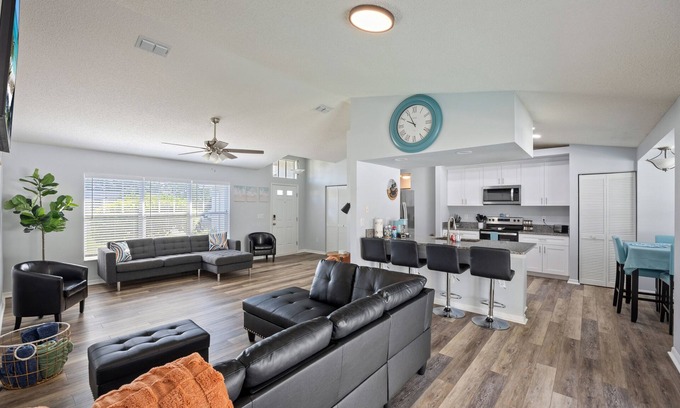 Spring Hill House | The Mermaid's Nest - Heated Pool Home - Weeki Wachee - Family Fun!