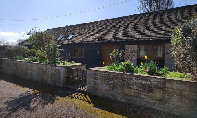 Alcester Cottage | The Milking Parlour - Cottage within farm grounds