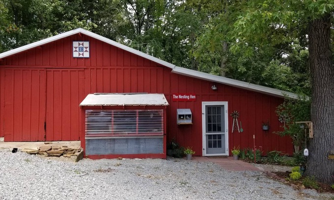 Yellville Apartment | The NESTING HEN a Rustic , Cozy , Secluded Barn Studio