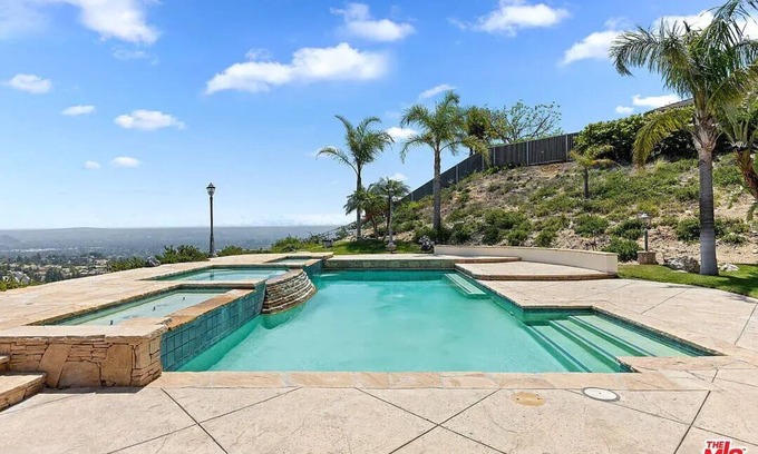 Los Angeles County Villa | The Overlook – 5BR - Movie Room- EV Charger- Hoops