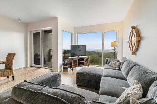 Rockaway Beach Apartment | The Oyster Bay Condo 107