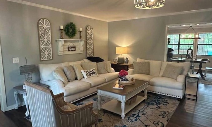 Laurel House | The Parker House – 3BR Southern Gem Filled with Hometown Charm