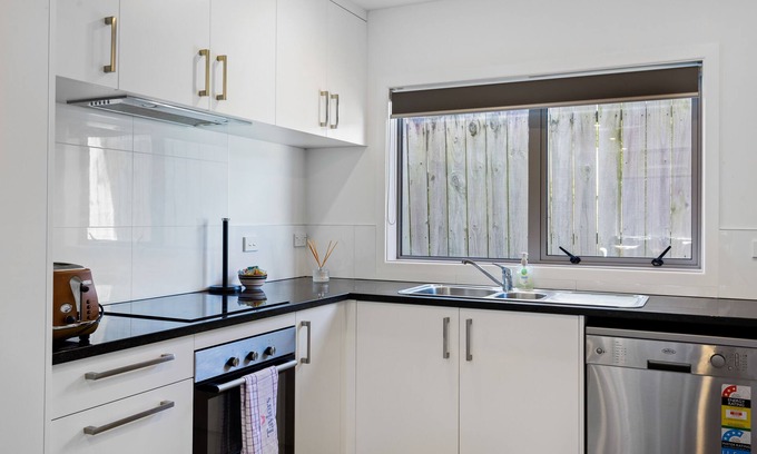 Pakuranga Heights Apartment | The Perfect City Pad - WiFi - Netflix