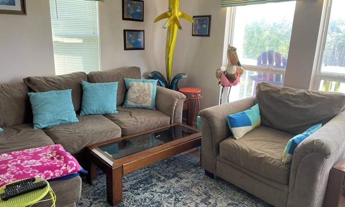 Port Lavaca House | The Pink House at Powderhorn Lake