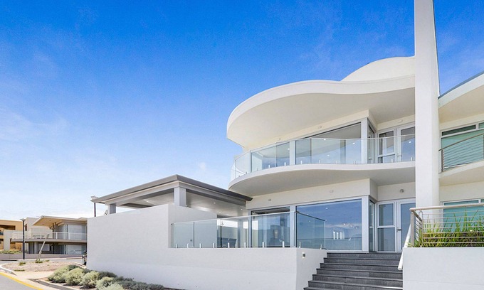Henley Beach House | "THE PROMENADE" - Beachfront property close to restaurants and shops.