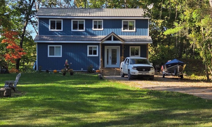 Tweed Cottage | The Pug House. Newly renovated, fully equipped cottage on Moira lake.
