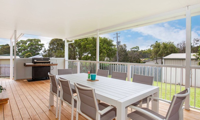 Culburra Beach House | The Relax Shack - Pet Friendly - 8 Mins Walk to Beach