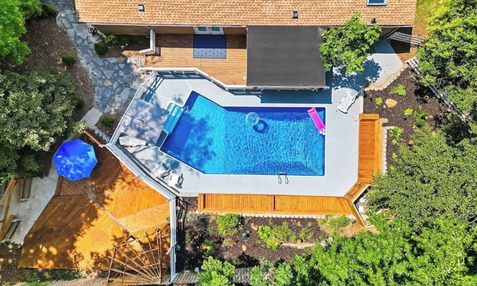 South Belmont House | "The Retreat" w/Hot Tub + Pool + Game Room + King Suite