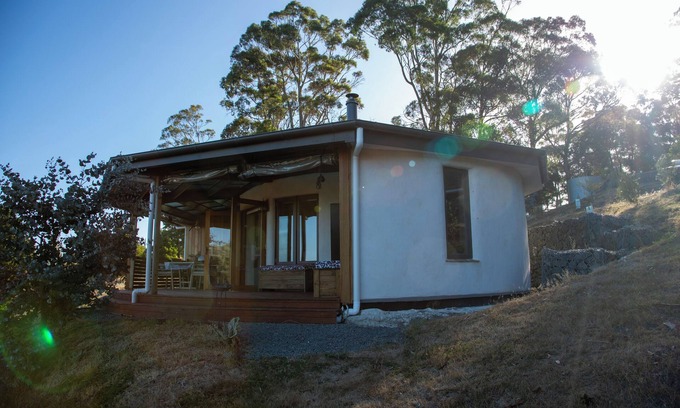 Cygnet House | The Roundhouses. Strawbale luxury accommodation on a small hobby farm.
