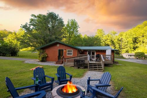 Gatlinburg House | The Rustic Cottage by AvantStay Hot Tub Fire Pit Pool Table 5mins to Town