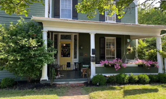 Strasburg House | The Shenandoah Basset Dacha