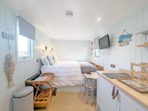 Pagham House | The Shepherd's Hut on the Beach - Pagham - Sea Front