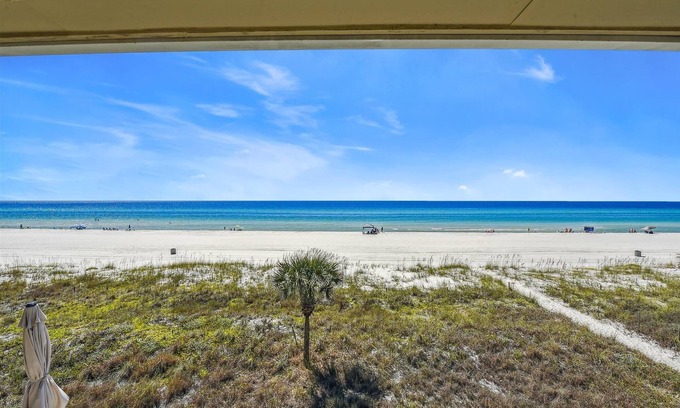 Sunnyside Condo | The Shores by Book That Condo