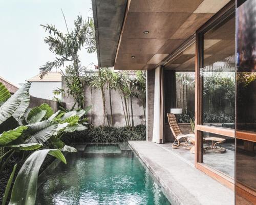 Batu Bolong Hotel | The Slow