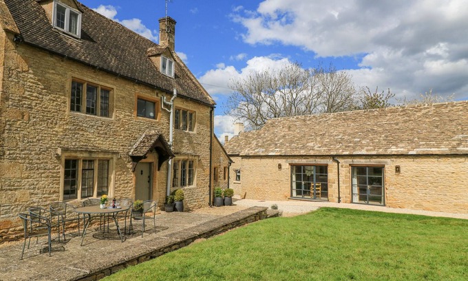 Broadwell Cottage | THE SMITHY, pet friendly, character holiday cottage in Broadwell