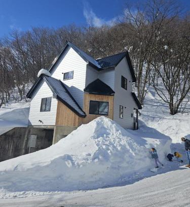 Hokujo Ski Chalet | The Summit Chalet