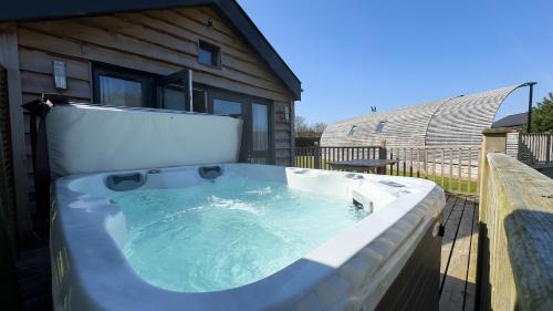 Crieff Apartment | The Tummel Lodge with Hot Tub in Crieff
