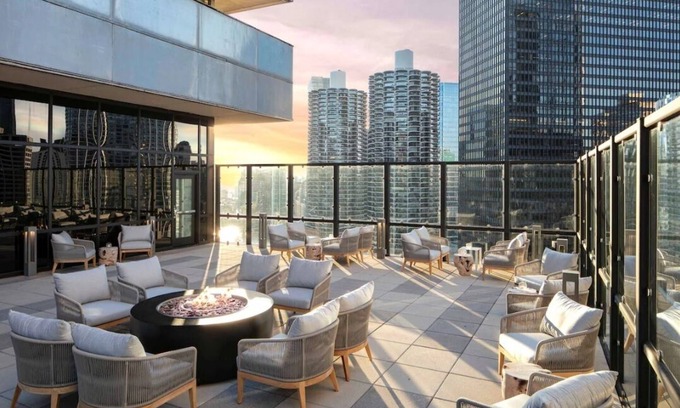 Downtown Chicago Resort | The Ultimate Chicago Experience! Close to Chicago Riverwalk and Picasso Statue