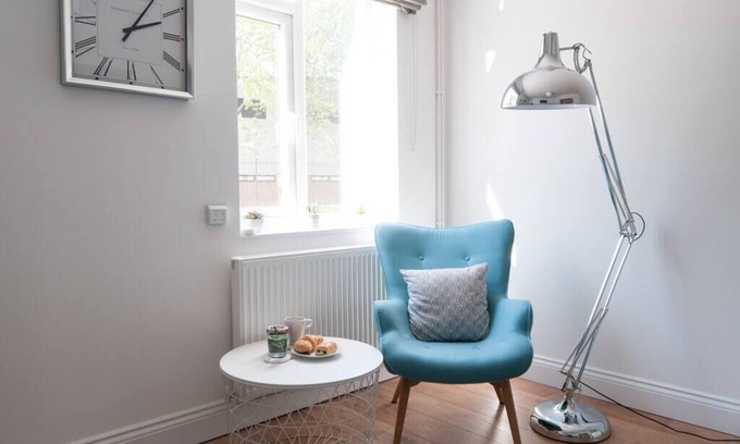 Burton on Trent House | The Wellington - Stylish 4-Bedroom Home for 8 Guests