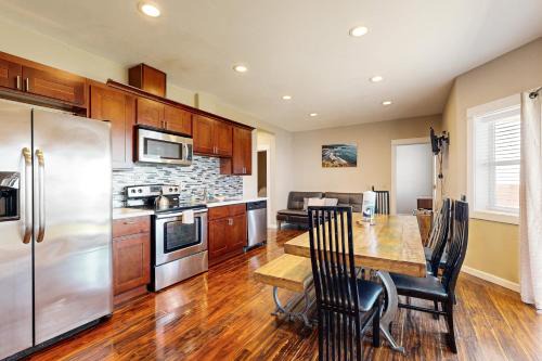 Lincoln City Apartment | The Whale -Lower