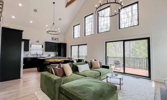 North Conway House | The Whitaker House | Luxe | Heart of the Valley