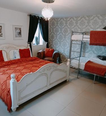 Newark Bed & Breakfast | The White Dove Bed and Breakfast with Glamping Newark showground