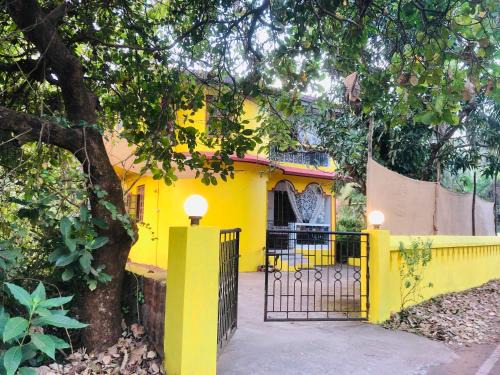 Mandrem House | The YelloMello House 1BHK fast Wi-Fi AC Pet-Friendly Cosy Cottage