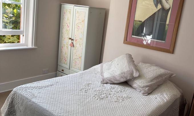 West Kensington Bed & Breakfast | this is a spacious, clean and elegant one double bedroom located in London