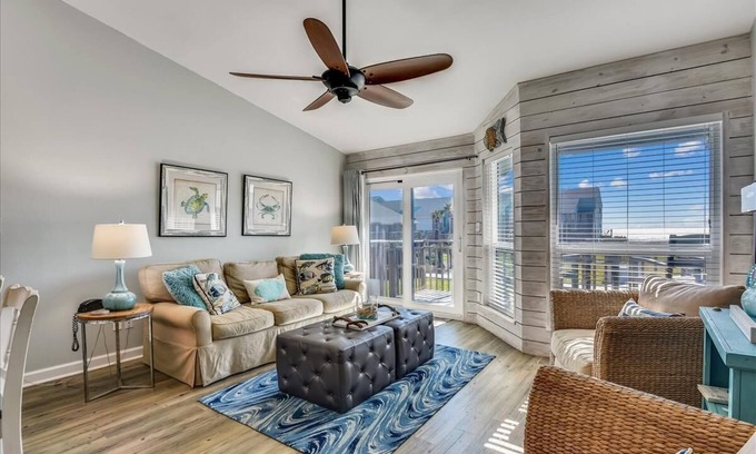 East End House | THIS ONE bedroom, one bath townhome is perfectly located and has been completely renovated.