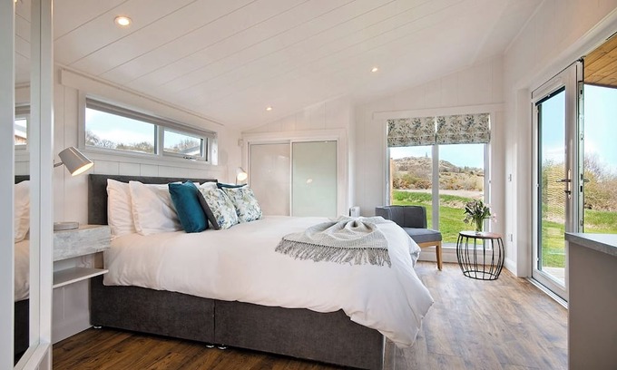 Castle Douglas Ski Chalet | This Studio Lodge is perfect for couples.