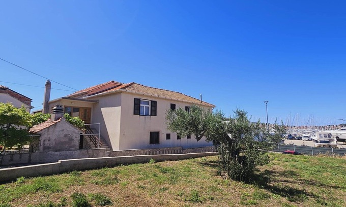 Murter Apartment | Three-bedroom apartment in Murter