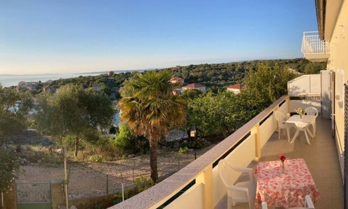 Lun Apartment | Three bedroom apartment with terrace and sea view Lun, Pag (A-9395-a)