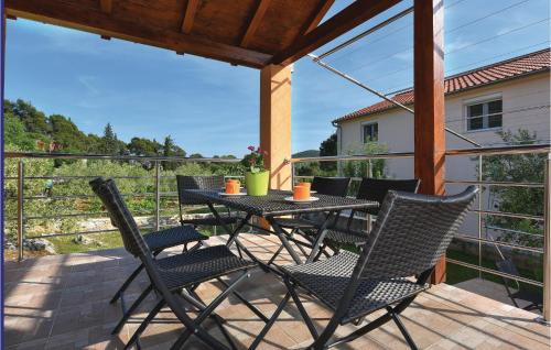 Bilice House | Three-Bedroom Holiday Home In Sibenik