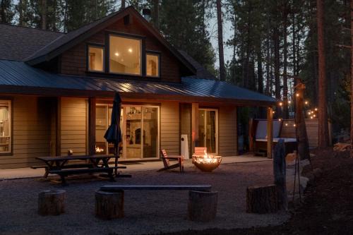 River Forest Acres House | Three Pine Cabin - Charming Family Stay Hot Tub