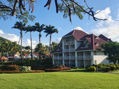 Gros Raisins Apartment | Ti Rhum Passion vue mer dans célèbre Village de Vacances