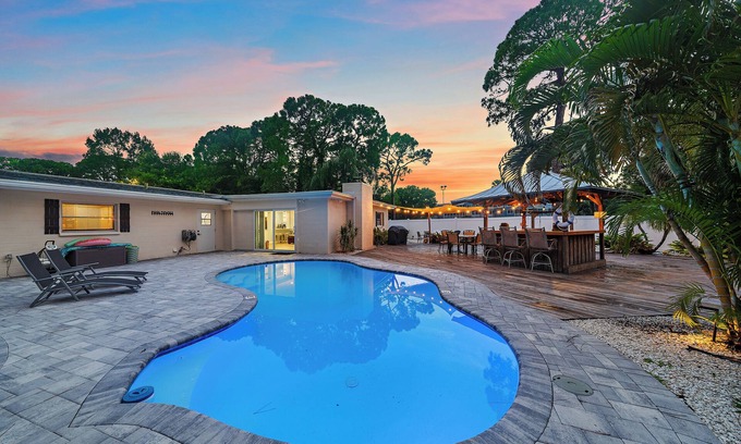 Park East House | Tiki Tide Villa | Heated Pool + Tiki Hut + Fire Pit + Games