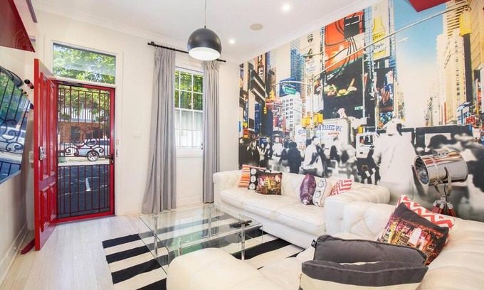 Cooks Hill House | Times Square Terrace - Vibrant Charm in Newy's Heart