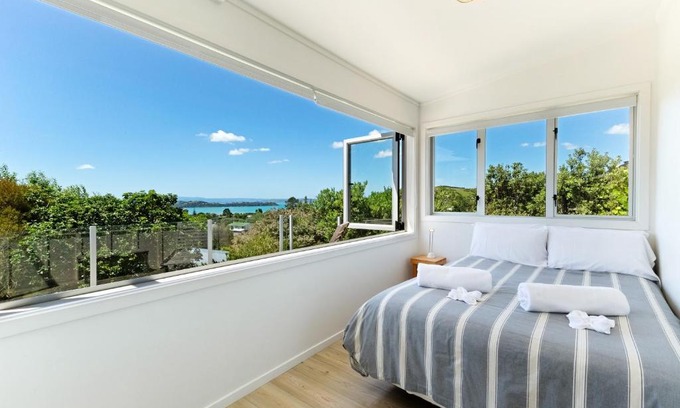 Oneroa House | Tiri Cottage - Sea Views in Oneroa by Waiheke Unlimited