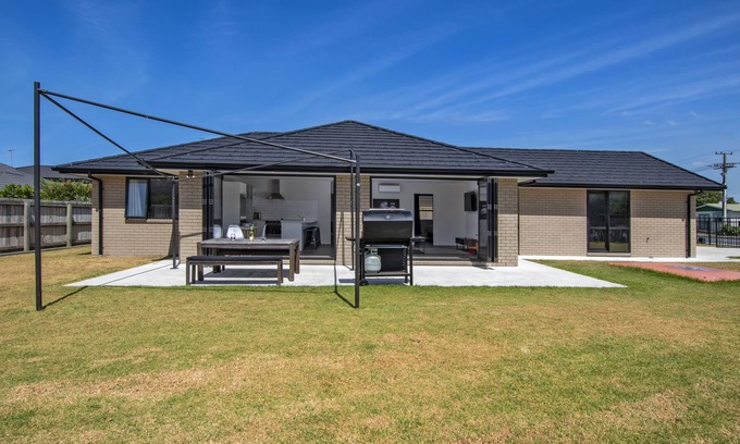 One Tree Point Cabin | To The Point - One Tree Point Holiday Home