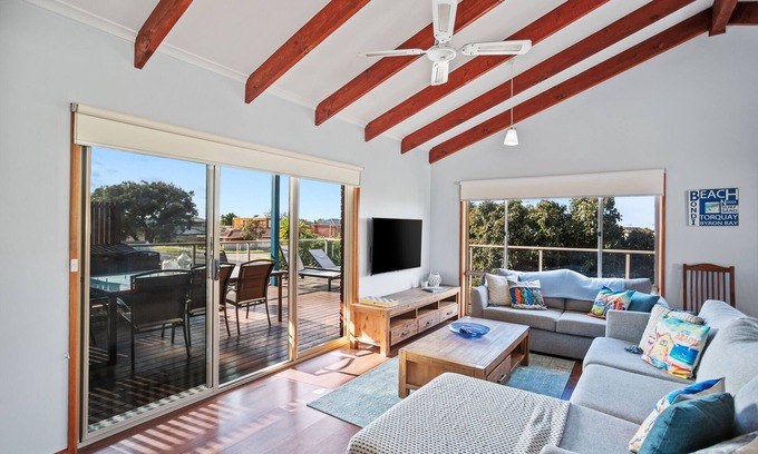 Torquay House | Torquay Family Getaway - Perfect for couples, families & dogs! 400m to beach