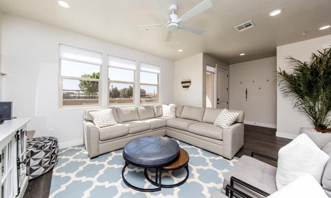 Washington House | Town Center 2387 Red Canyon Family Home